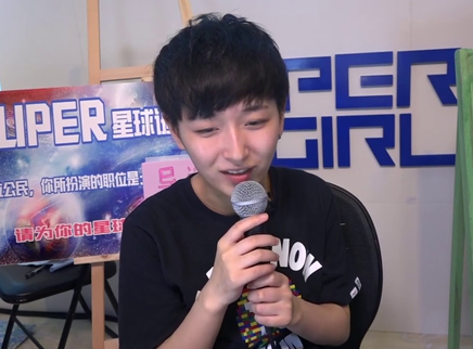 黄汐源欲假发高跟上演变装诱惑