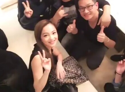 张韶涵演唱会后台送祝福