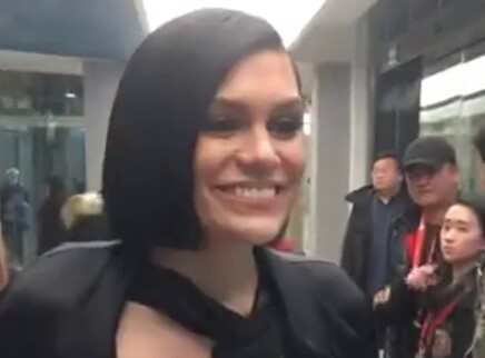 美翻了！Jessie j后台花絮