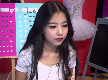 单眼皮女神左卓撩发超性感